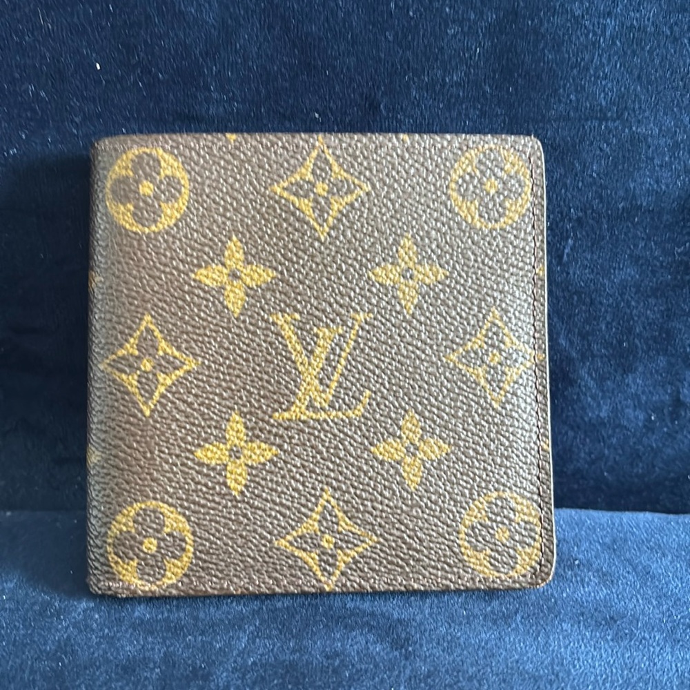 Louis vuitton card/coun holder